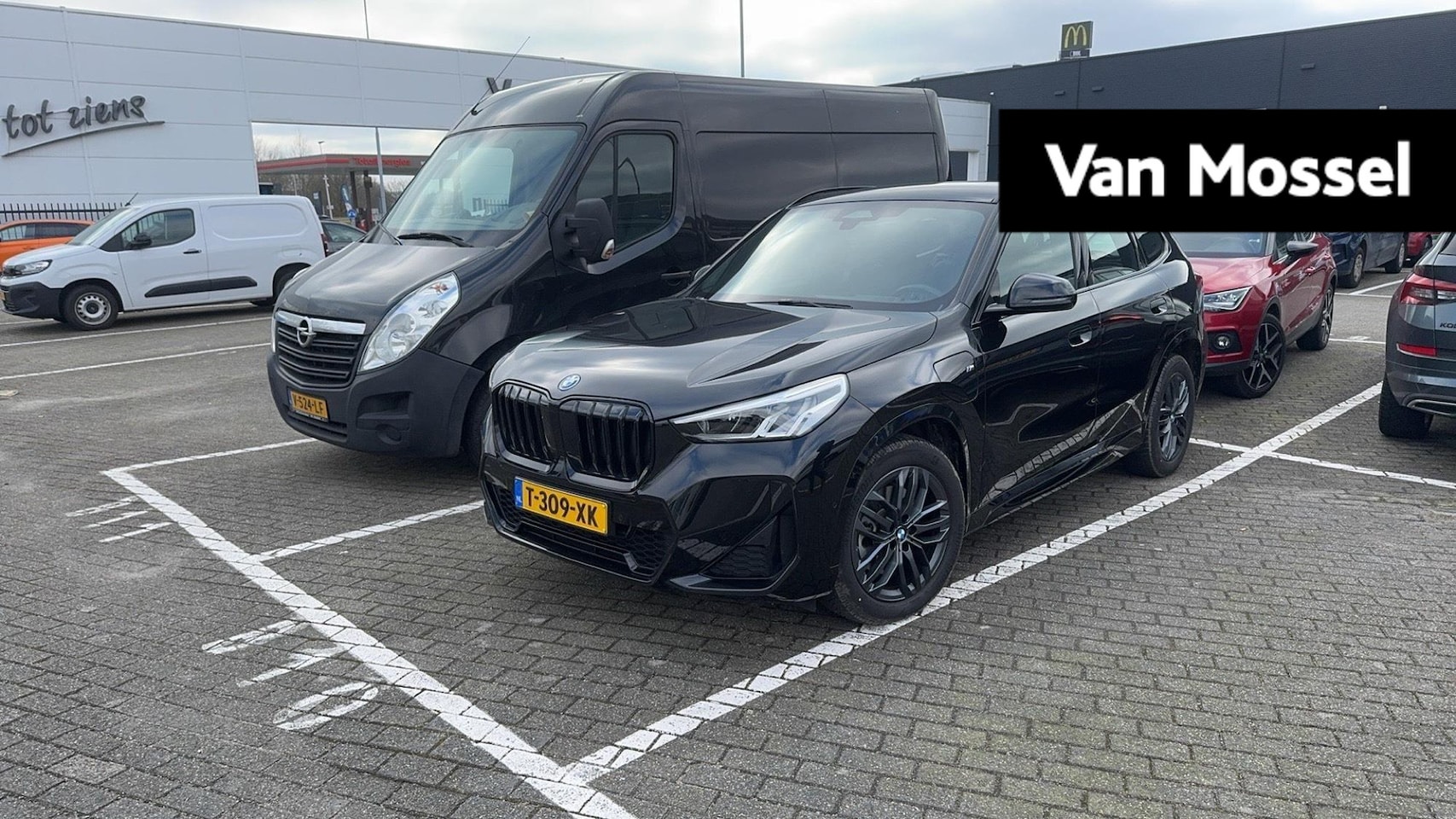 BMW X1 - xDrive25e | VERWACHT | M-SPORT | LEDER | HEAD UP DISPLAY | NAVIGATIE | ACHTERUITRIJCAMERA - AutoWereld.nl