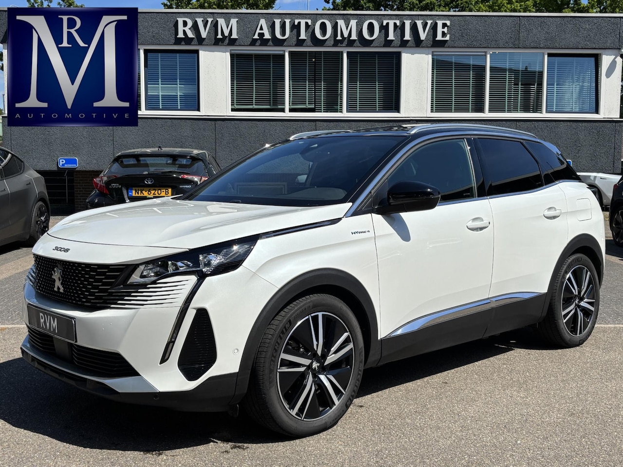 Peugeot 3008 - 1.6 HYbrid4 300 GT BLACK PACK | PANO | 360 CAMERA - AutoWereld.nl
