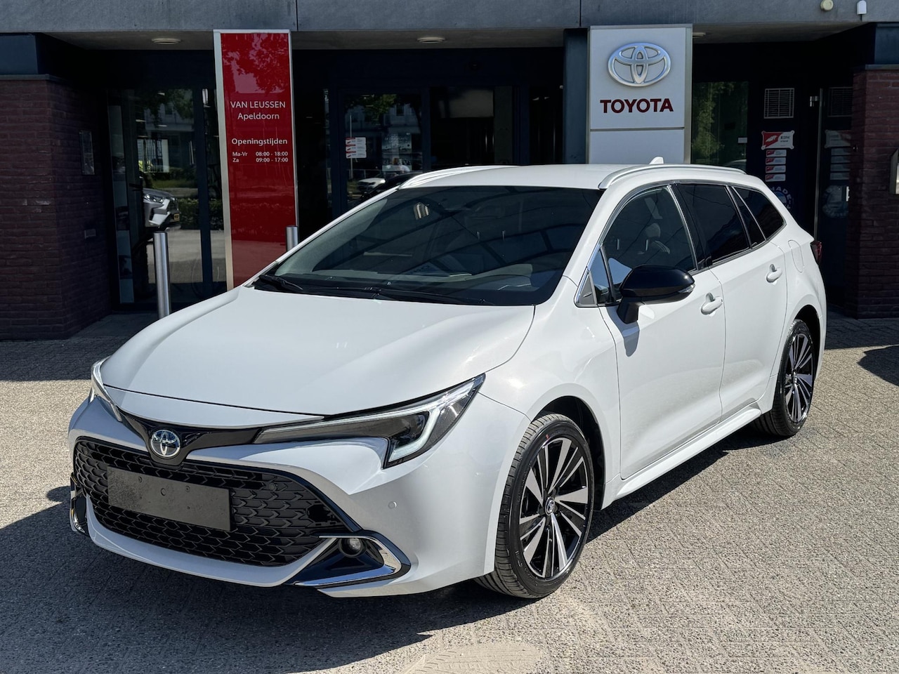 Toyota Corolla Touring Sports - Hybrid 140 DYNAMIC NIEUW UIT VOORRAAD!! STOELVERW 17'' LM-VELGEN PARK-SENSOREN PRIVACY GLA - AutoWereld.nl
