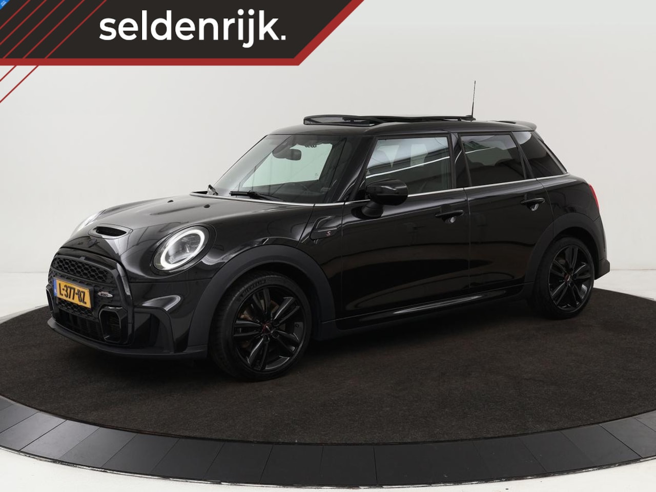 MINI John Cooper Works - S 2.0 Cooper | Panoramadak | Stoelverwarming | Camera | Carplay | Full LED | Leder | Harma - AutoWereld.nl