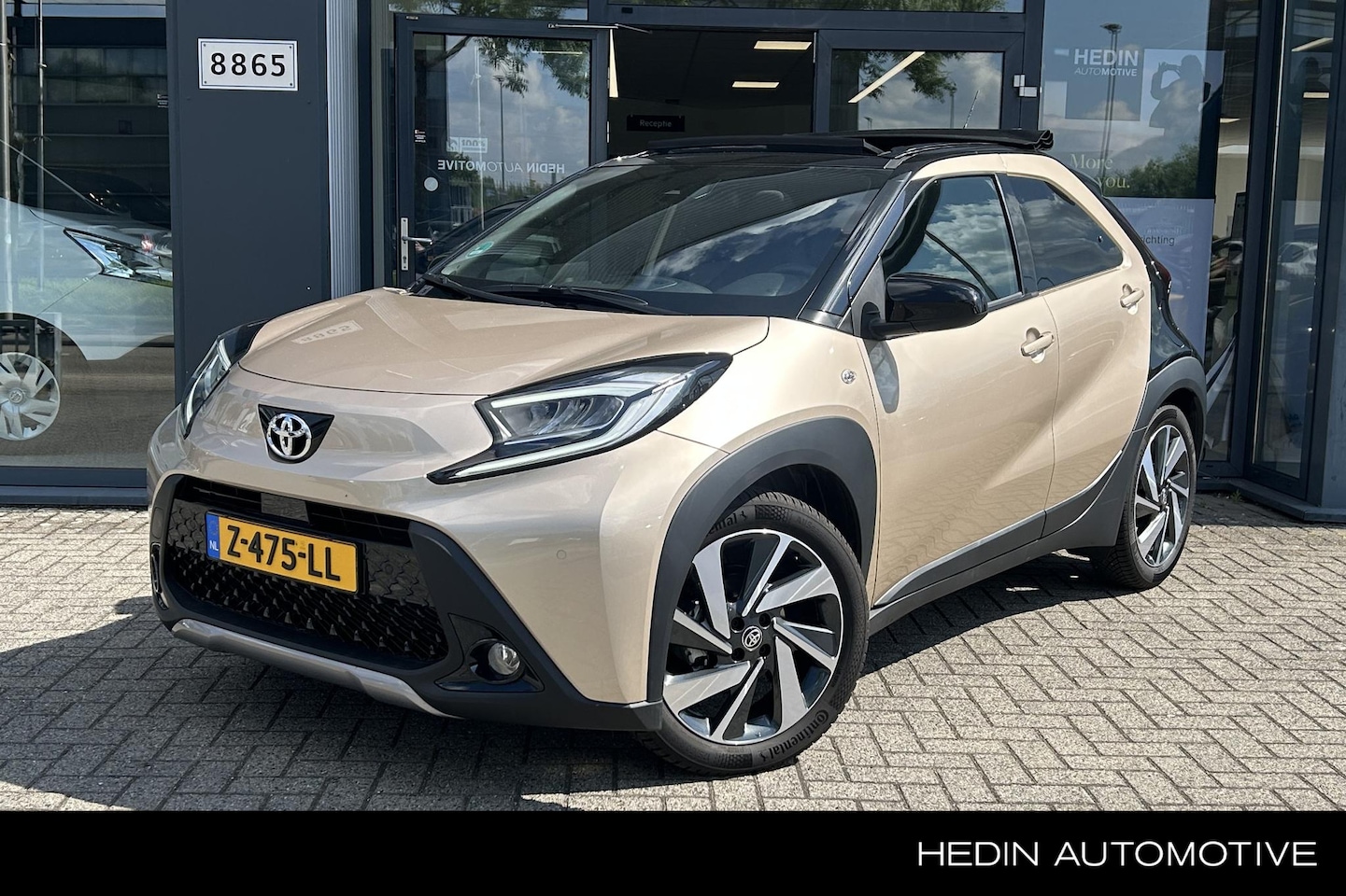 Toyota Aygo X - 1.0 VVT-i MT Premium Elektrisch vouwdak \ Two tone - AutoWereld.nl
