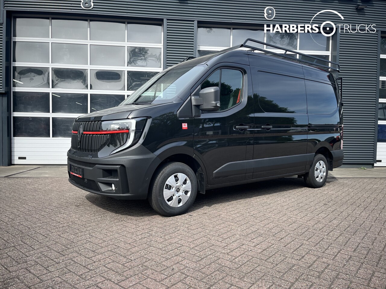 Renault Master - L2H2 Red Edition Rijklaar, inclusief betimmering en imperial. - AutoWereld.nl
