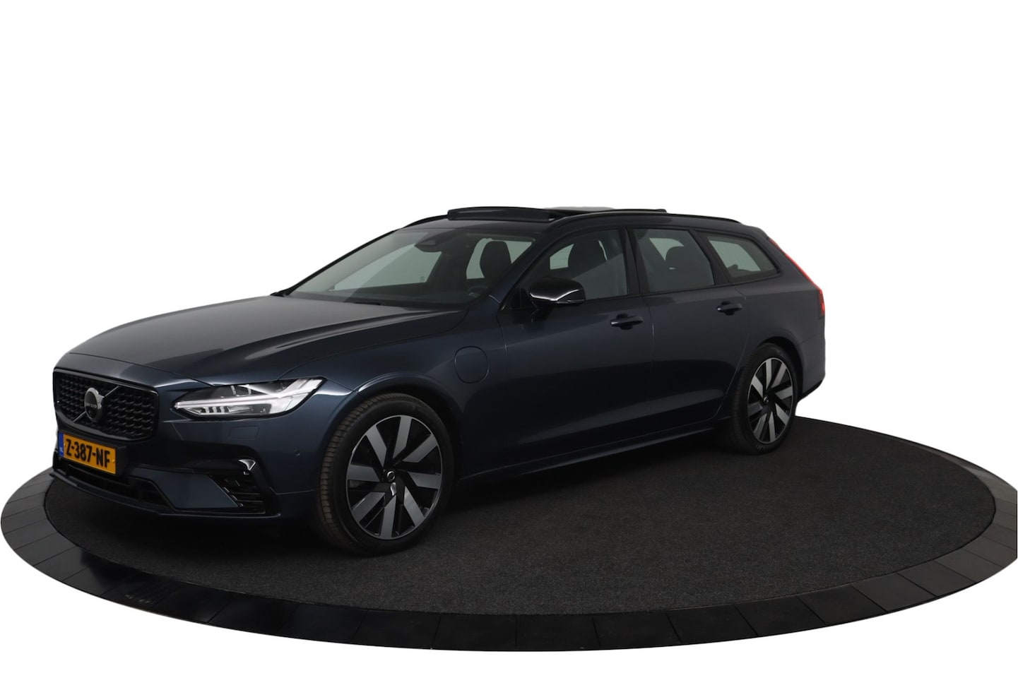 Volvo V90 - T6 AWD Ultra Dark | Head-up Display | Stuur + Stoelverwarming | Harman & Kardon | Keyless - AutoWereld.nl