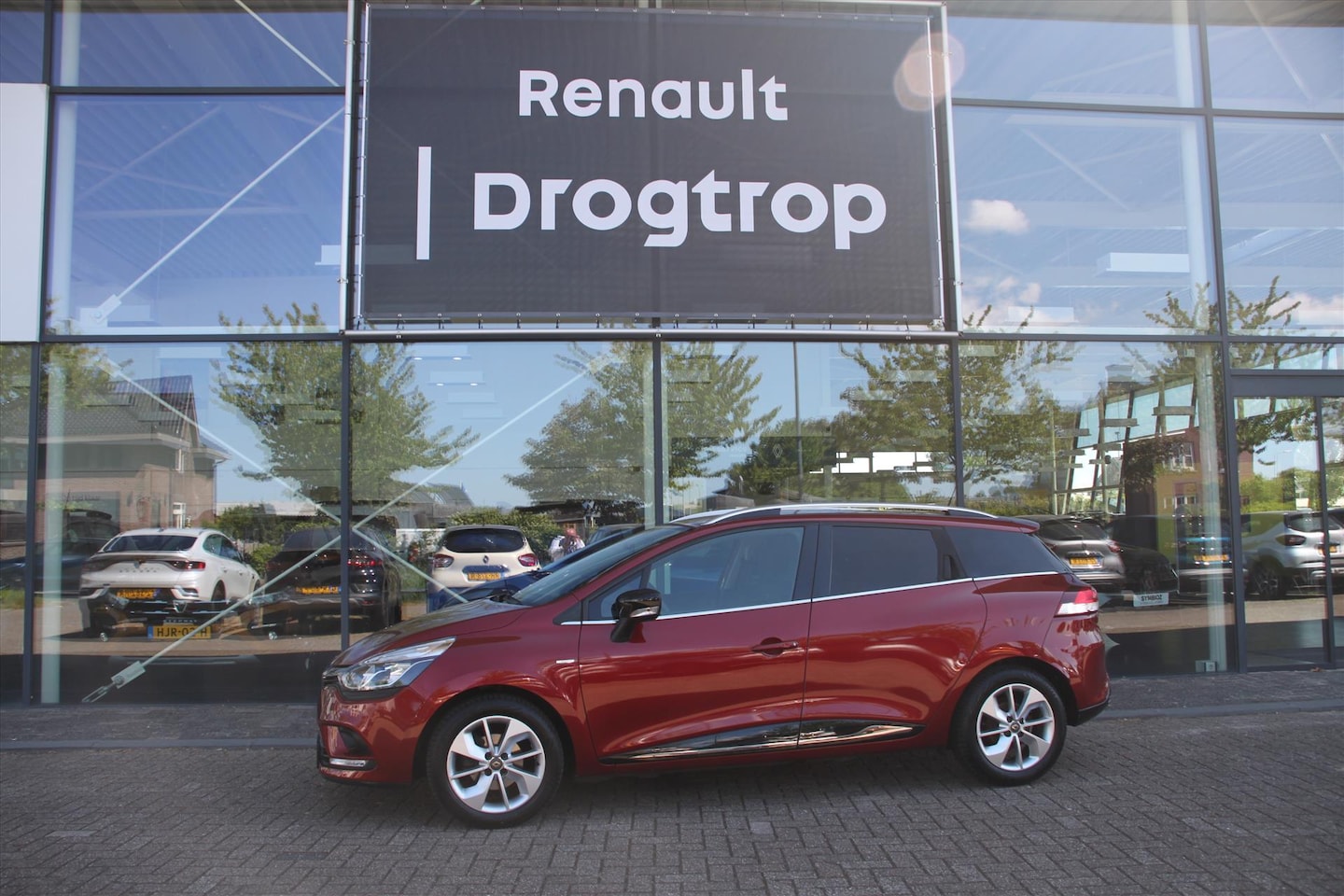Renault Clio Estate - 90PK-LIMITED-142DKM-AIRCO-NAVI-CRUISE-LMV-PDC- - AutoWereld.nl