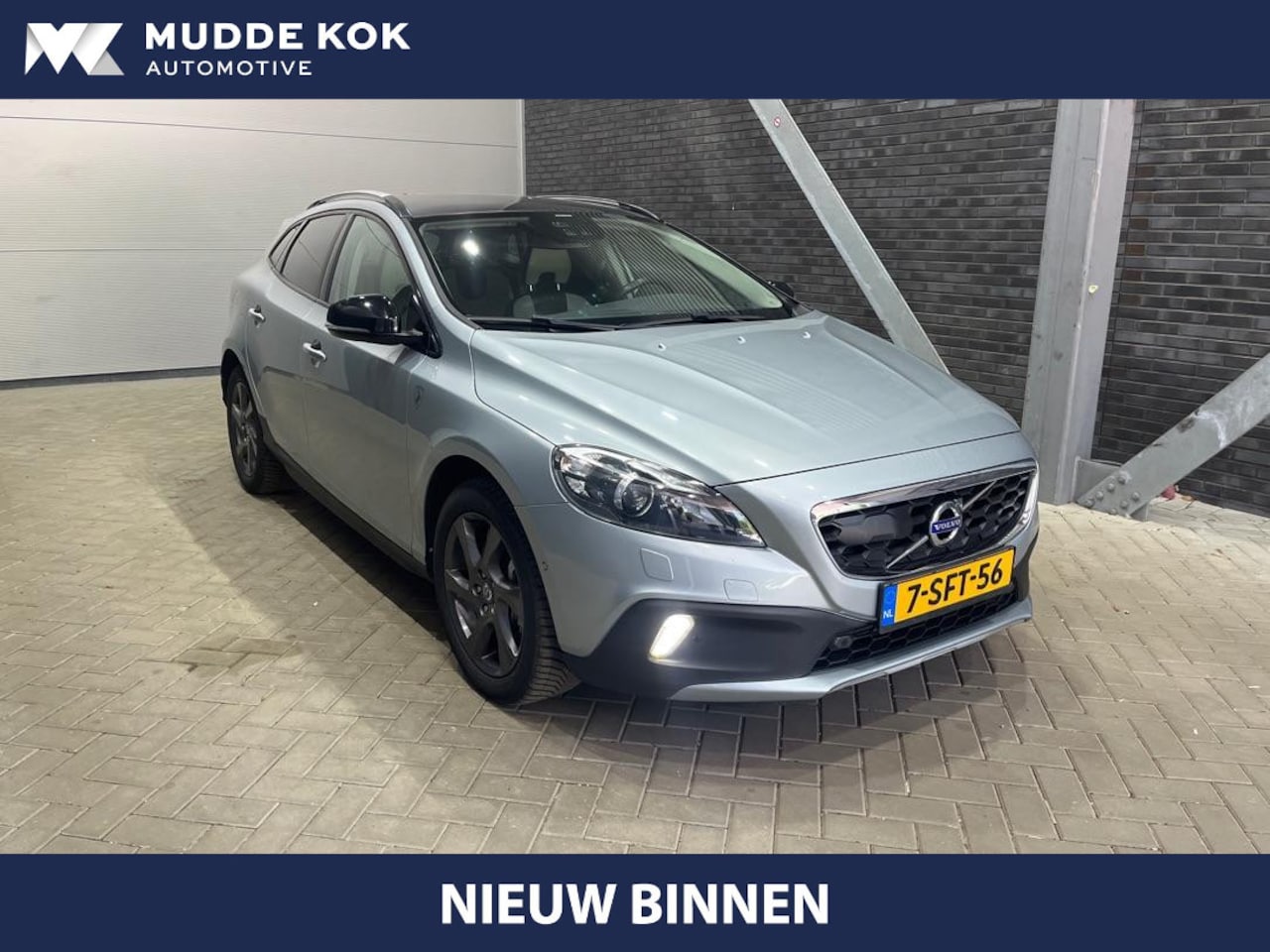 Volvo V40 Cross Country - 2.5 T5 AWD Summum | 5-Cilinder | ACC | Panoramadak | BLIS | Stoelverwarming | Camera - AutoWereld.nl