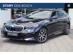 BMW 5-serie Touring - 520i M Sport Automaat / Achteruitrijcamera / Adaptieve LED / Stoelventilatie / Comfort Acc
