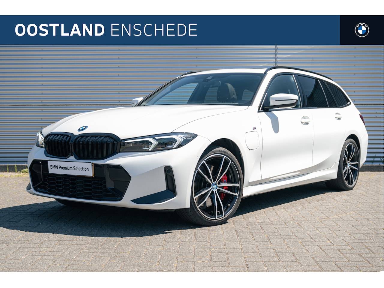 BMW 3-serie Touring - 320e High Executive M Sport Automaat / Panoramadak / Sportstoelen / Adaptieve LED / Comfor - AutoWereld.nl