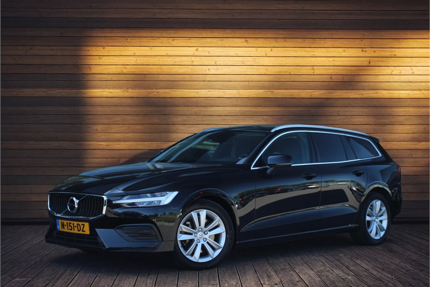 Volvo V60 - B4 Momentum Business | Adaptive Cruise | Stuur/Stoelverwarming | Leder | Getint Glas |Trek - AutoWereld.nl