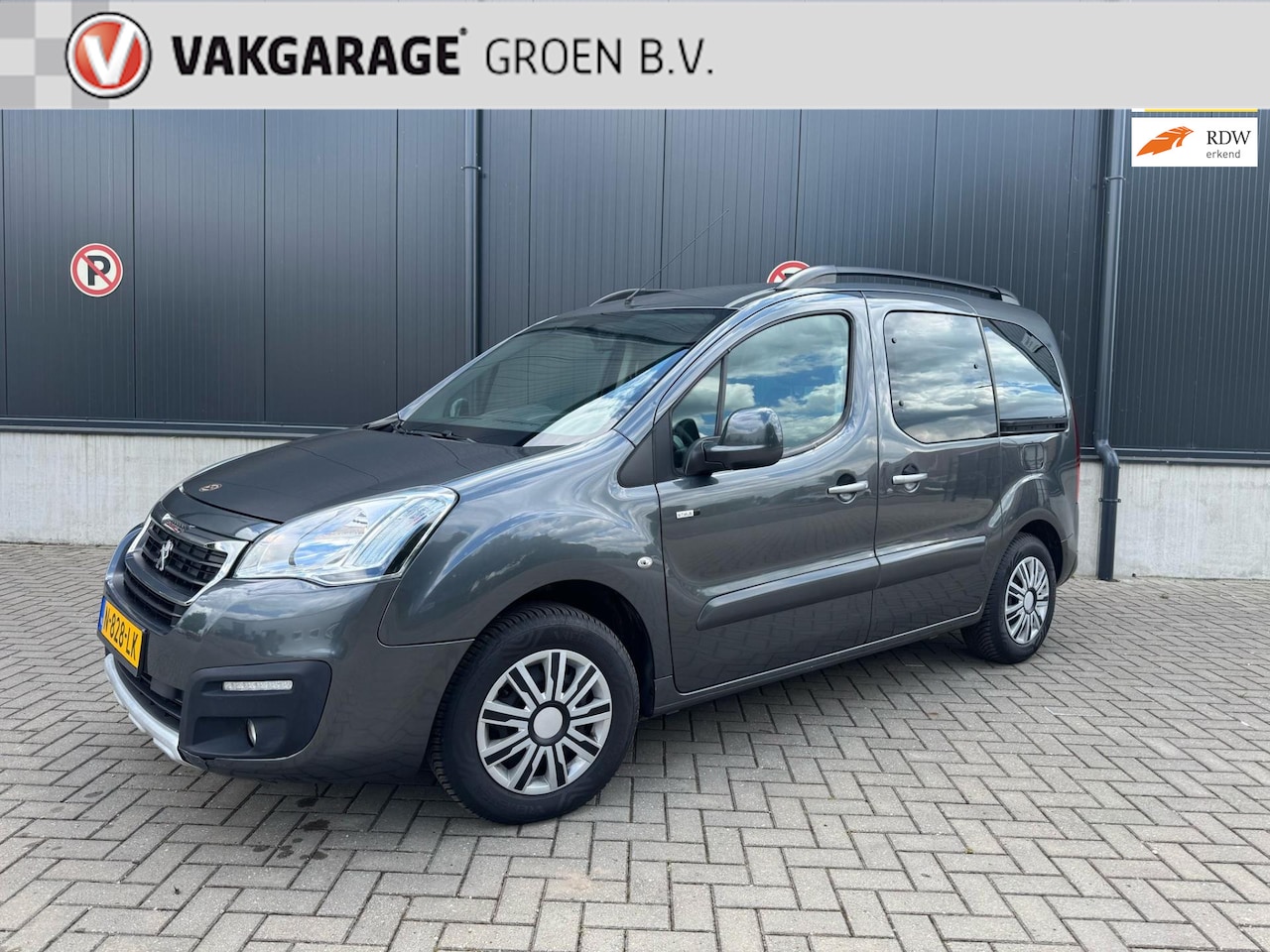 Peugeot Partner Tepee - 1.2 PureTech Active Style / Trekhaak / cruise / airco ! - AutoWereld.nl