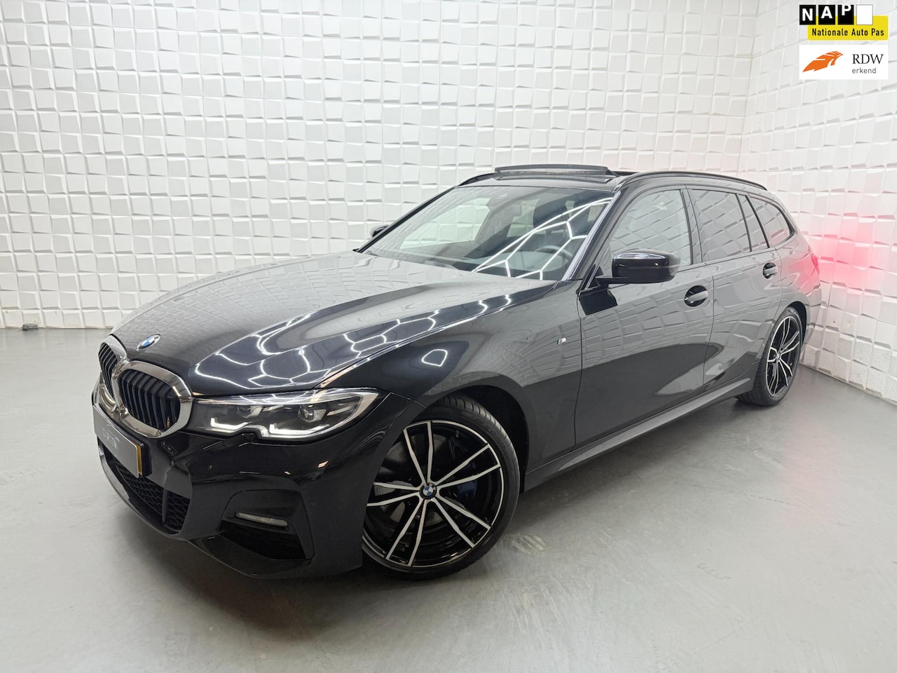 BMW 3-serie Touring - 318i High Executive Edition M SPORT PANO - AutoWereld.nl