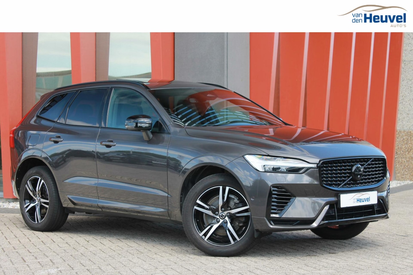 Volvo XC60 - T6 Recharge AWD R-Design | Panoramadak | Stoelverwarming | 360° Camera | HUD | Trekhaak | - AutoWereld.nl