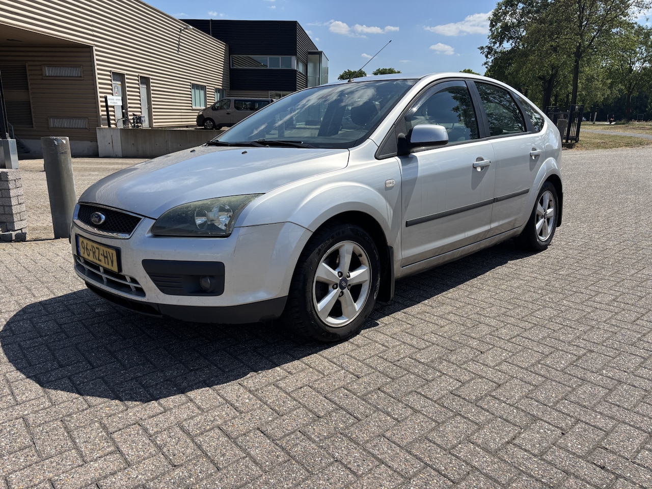 Ford Focus - 1.6-16V Futura 5 deurs [ airco,audio,cruise,trekhaak ] - AutoWereld.nl