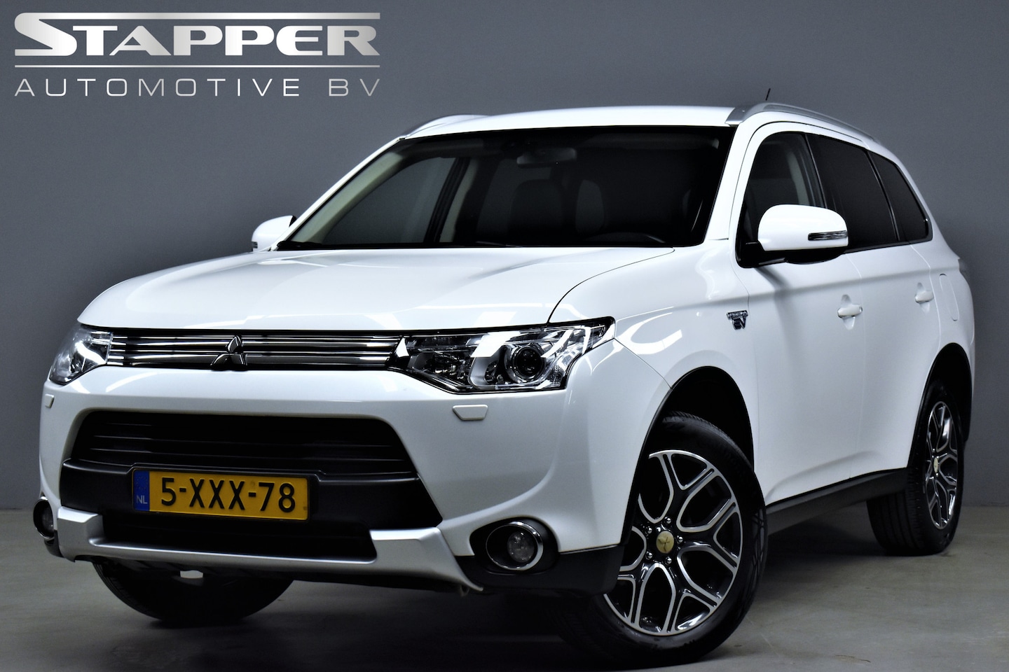 Mitsubishi Outlander - 2.0 PHEV 203pk Executive Edition Org.NL Trekhaak/Keyless/Camera/Xenon/Navi/H.Leer/Cruise/L - AutoWereld.nl