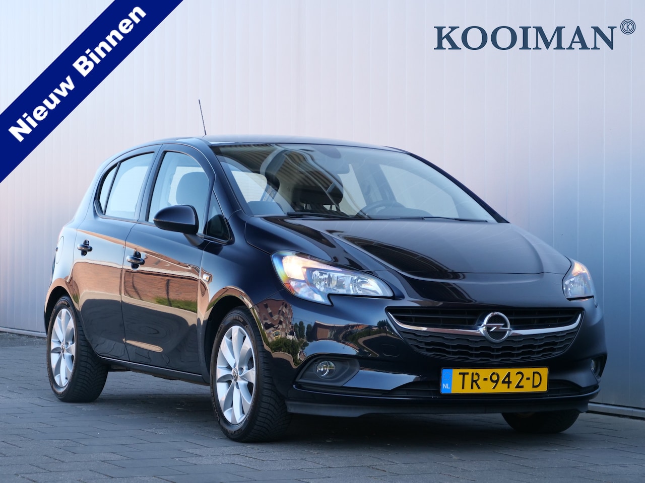 Opel Corsa - 1.4 Favourite 90pk Navigatie / PDC /Apple Carplay - AutoWereld.nl