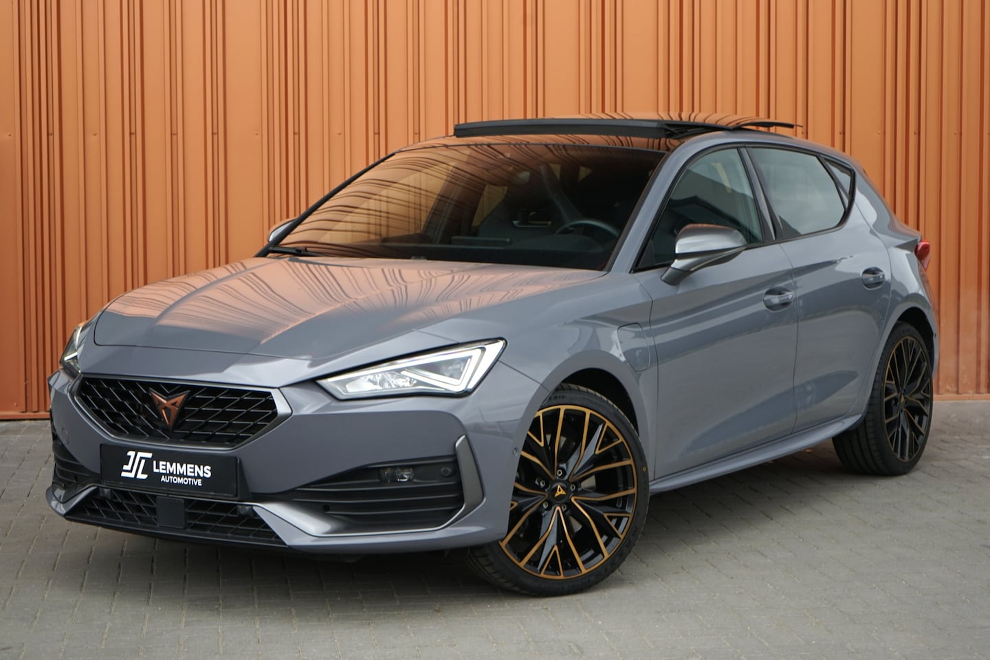 CUPRA Leon - 1.4 e-Hybrid VZ Chopper Edition 245PK Panodak ACC Carplay LED Camera Side assist VOL! - AutoWereld.nl