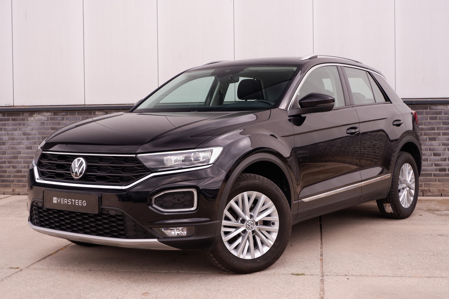Volkswagen T-Roc - 1.5 TSI Sport | LED | Trekhaak | Carplay | Camera | PDC - AutoWereld.nl
