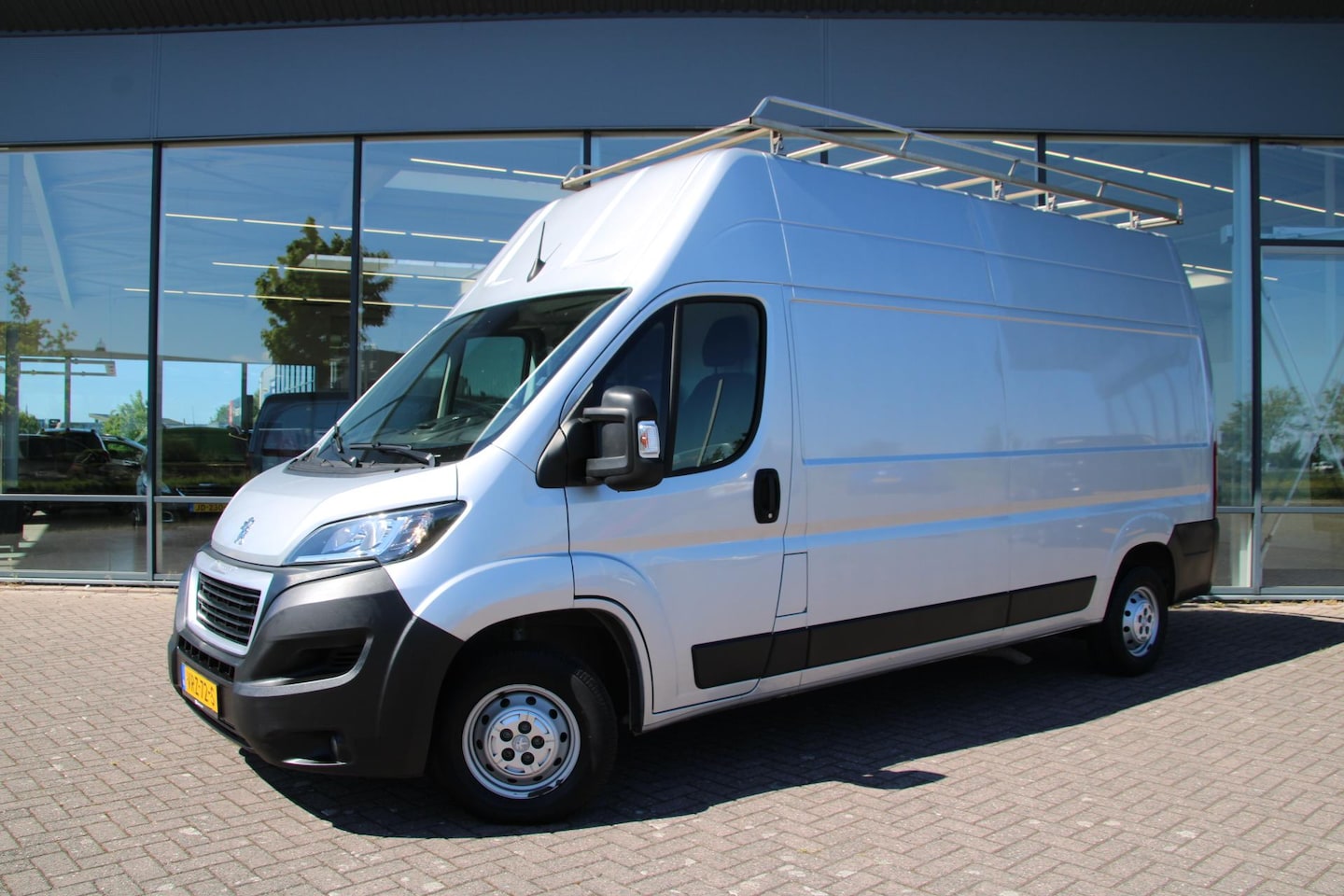 Peugeot Boxer - 335 2.2 BlueHDi 165pk L3H3 Asphalt Euro6 Airco Navi Camera 49112km Ned.auto - AutoWereld.nl