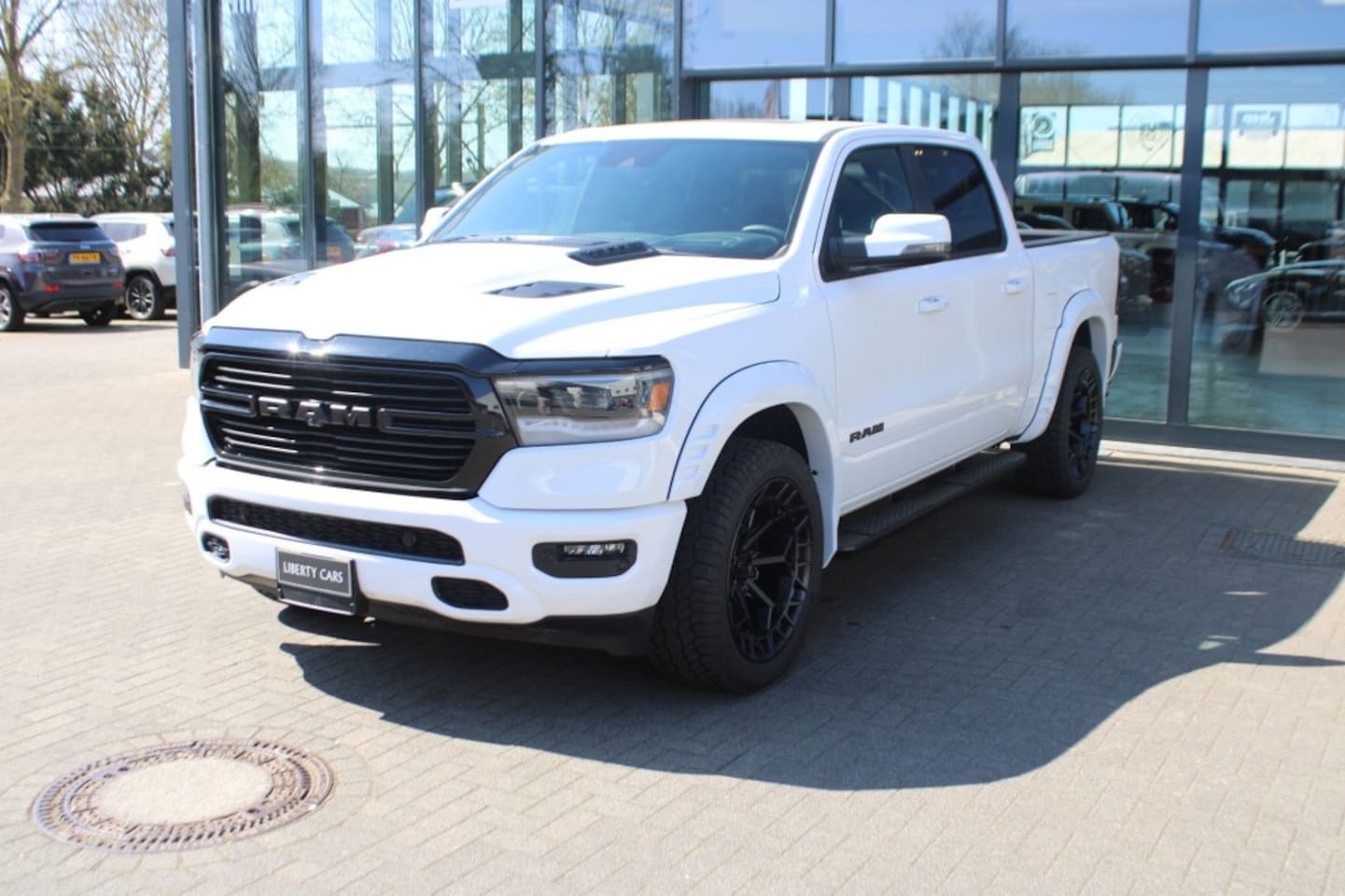 Dodge Ram - NIEUW BPM VRIJ 5.7i V8 Hemi Sport Black Ed. 12 inch Scherm / Pan - AutoWereld.nl
