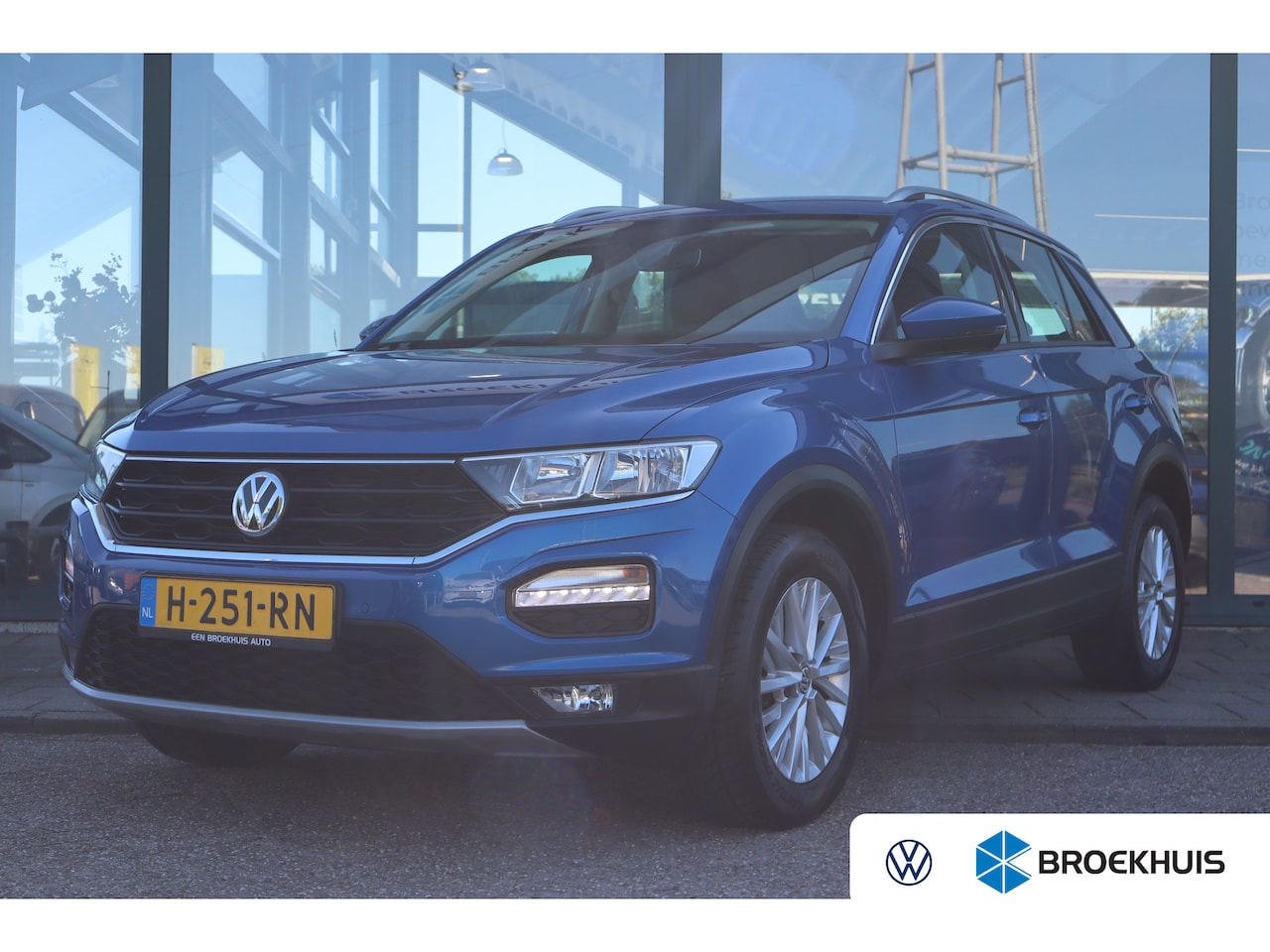 Volkswagen T-Roc - 1.0 TSI Style Business | Achteruitrijcamera | Elektrisch bedienbare achterklep | Parkeerse - AutoWereld.nl
