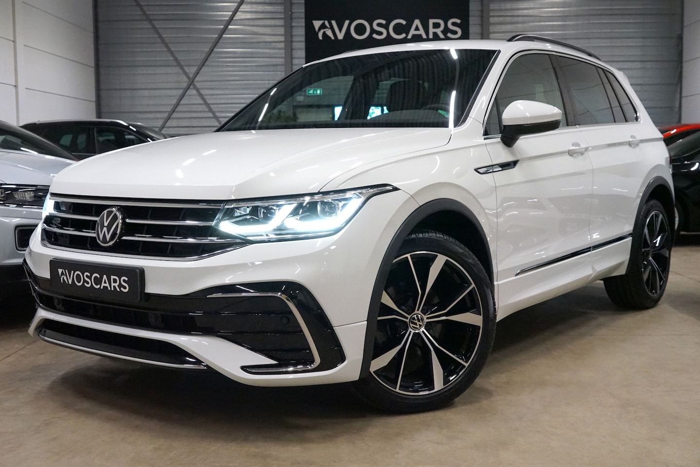 Volkswagen Tiguan - 1.5 TSI R-Line * Trekhaak - IQ Light - Standkachel - 20" - ACC - Keyless * - AutoWereld.nl