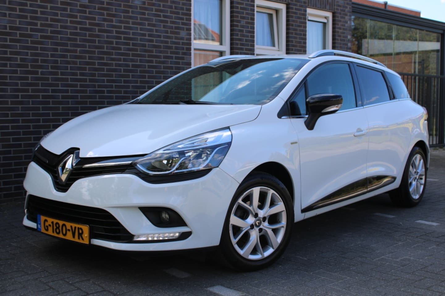 Renault Clio Estate - 0.9 TCe Limited-clima-cruise-navi-trekh - AutoWereld.nl
