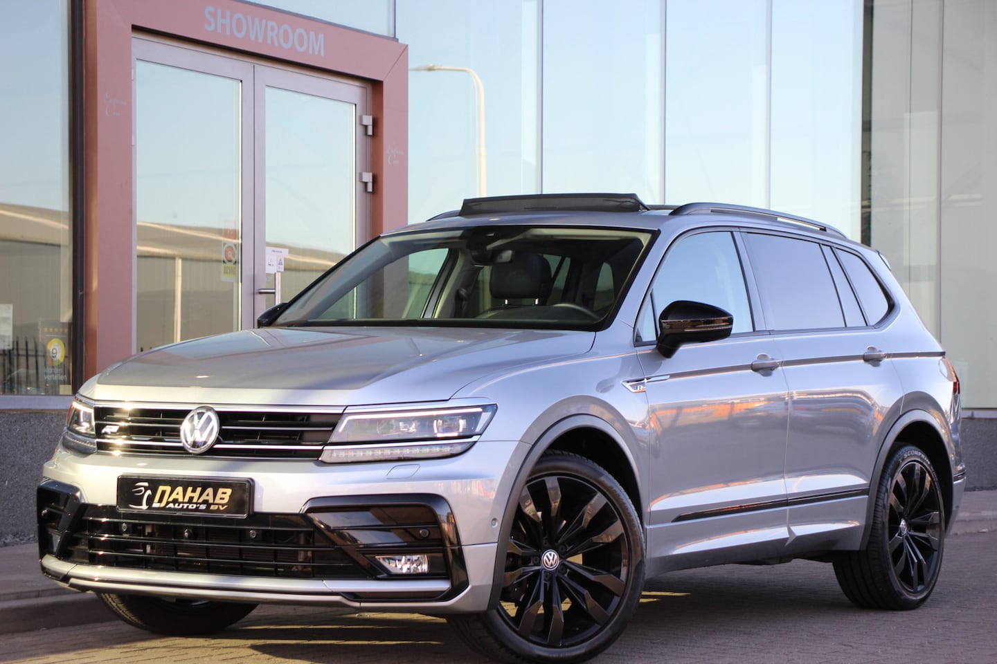 Volkswagen Tiguan Allspace - 1.5 TSI Highline R-Line | Pano | Leder | 360 Camera | El.Trekhaak - AutoWereld.nl