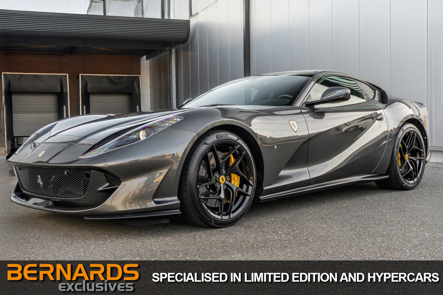 Ferrari 812 Superfast - Grigio Silverstone - Carbon LED - AutoWereld.nl