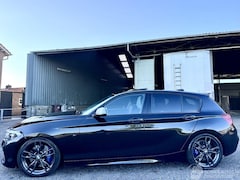 BMW 1-serie - M140I xDrive 3.0 340pk aut + f1 Shadow High Exe - schuifdak - harman/kardon - sfeerverl