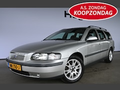 Volvo V70 - 2.4 Comfort Line Trekhaak Airco Cruise control Elektrisch Pakket APK tot 03-2026 Inruil Mo