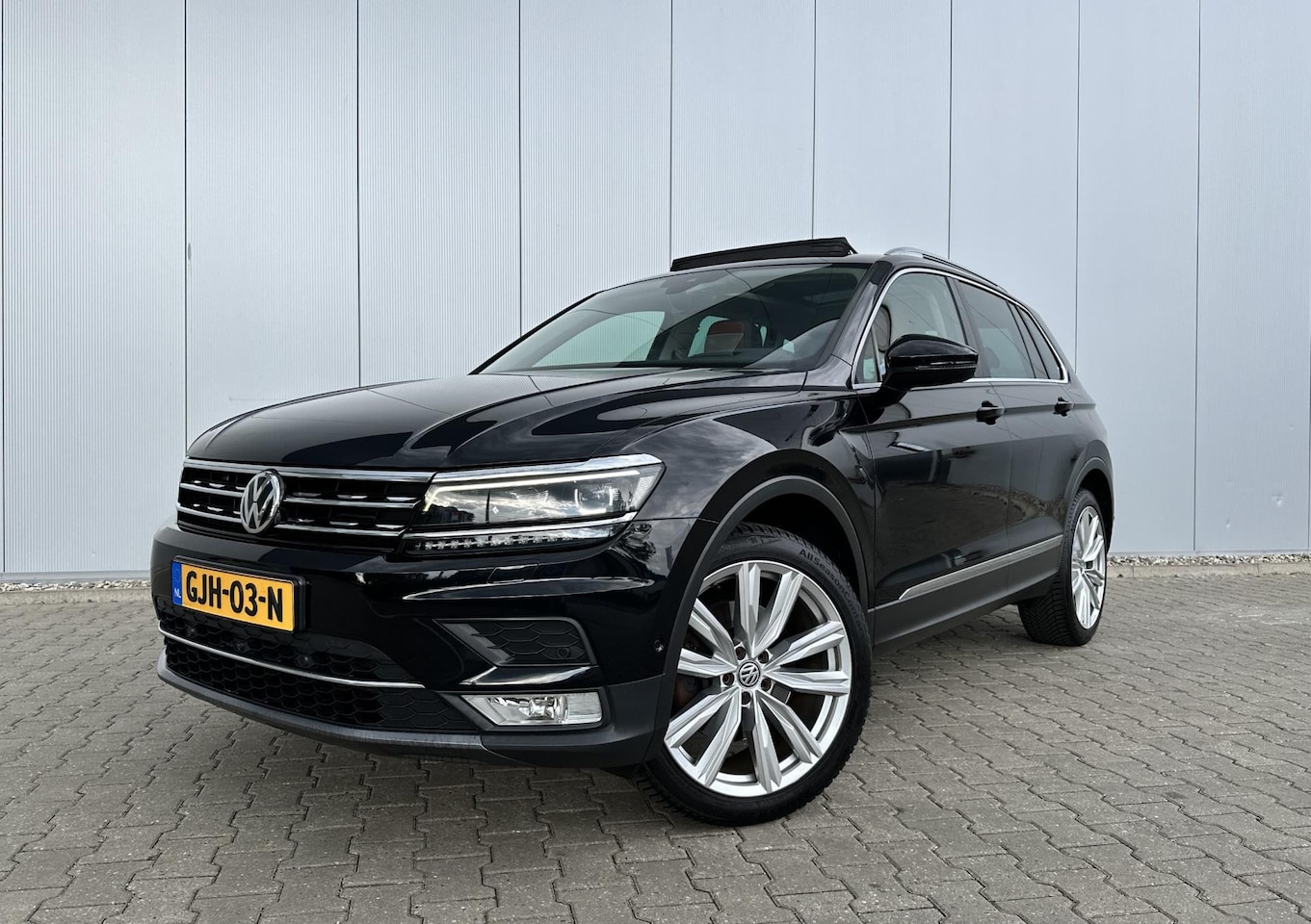Volkswagen Tiguan - 2.0 TSI 180PK 4Motion Highline | PANO | MEMORY | LED | CAMERA - AutoWereld.nl