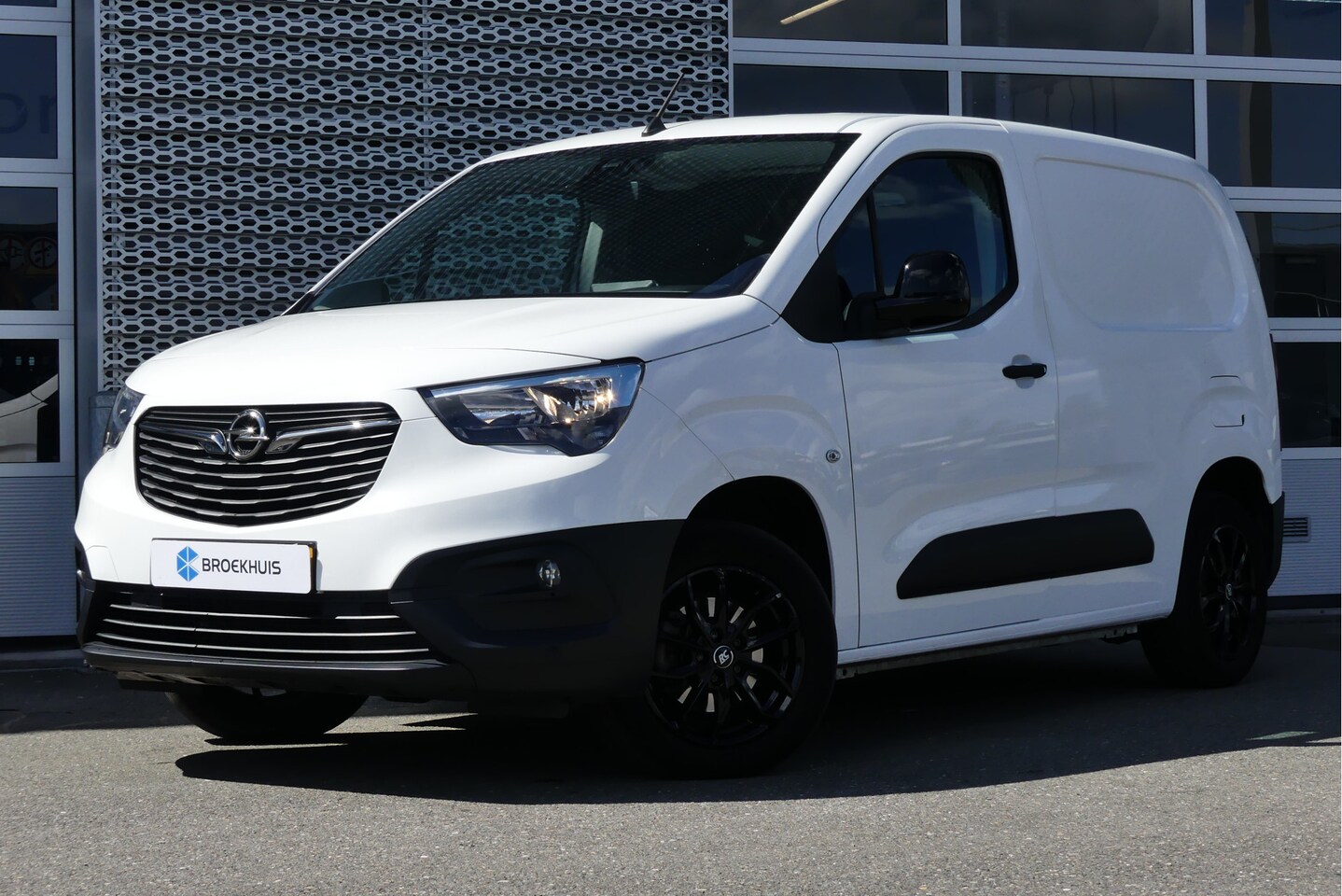 Opel Combo - | Navigatie | Camera | Lichtmetaal | 3-Zits | Trekhaak - AutoWereld.nl