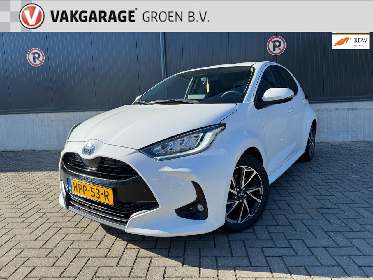 Toyota Yaris - 1.5 Hybrid Dynamic / climate / cruise / camera / stoelverwarming / 16"l.m. velgen ! - AutoWereld.nl