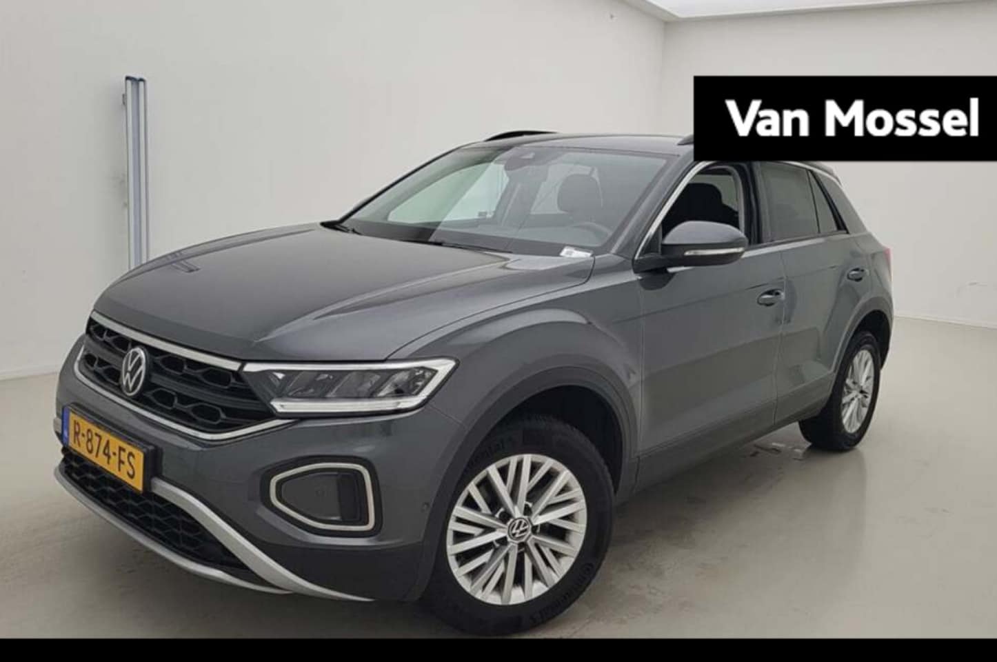 Volkswagen T-Roc - 1.0 TSI Life | Airco | Parkeersensoren | Park Assist | Digital Cockpit | All Season Banden - AutoWereld.nl