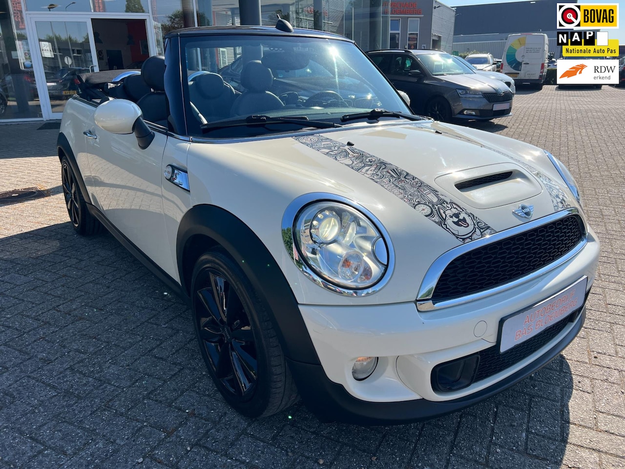 MINI Cabrio - 1.6 Cooper S Mini 1.6 Cooper S, MR Bean Uitvoering, Navigatie, Clima, Cruise, Xenon, Leer, etc - AutoWereld.nl