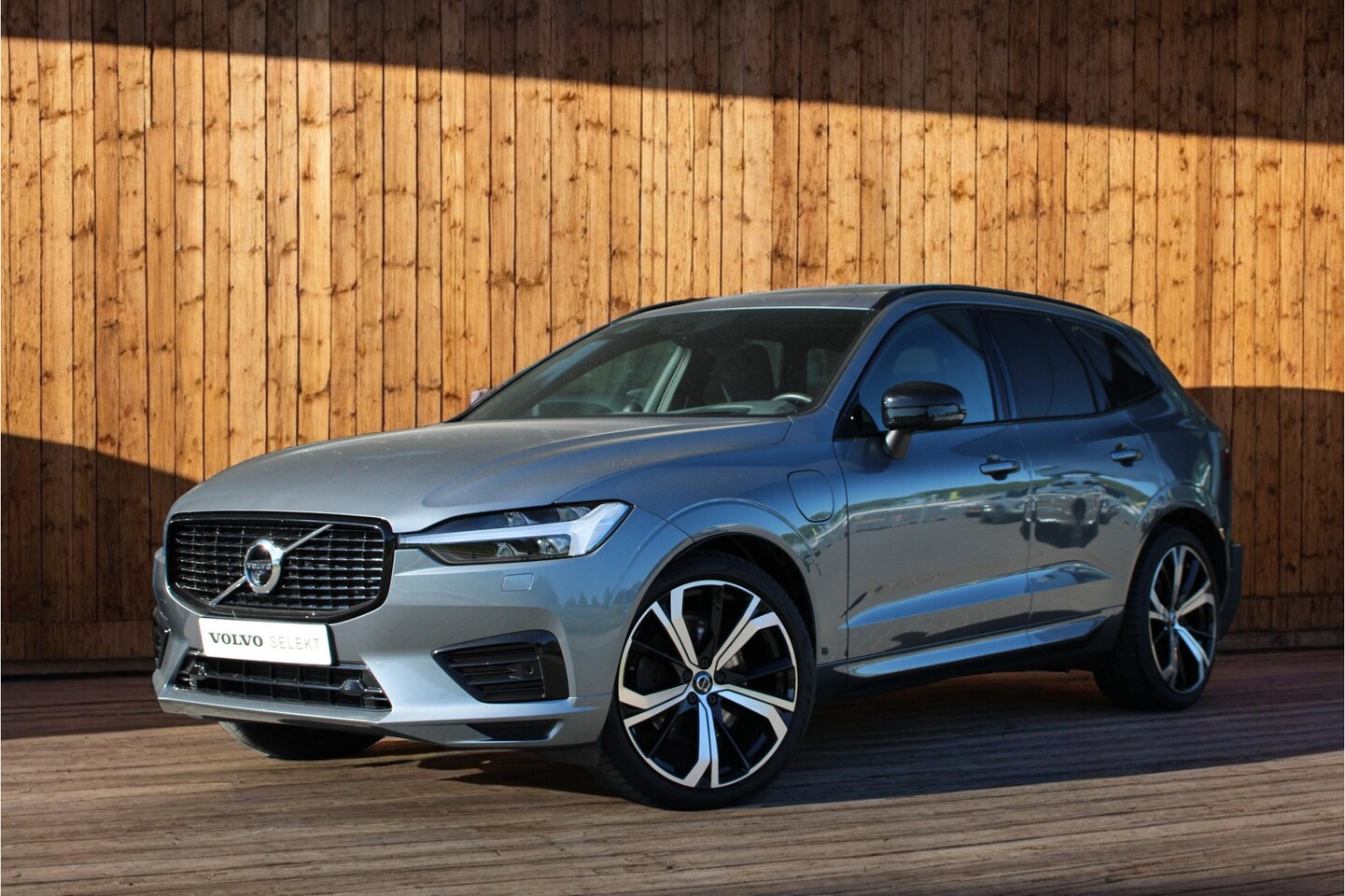 Volvo XC60 - T6 AWD R-Design | Luchtvering | Bowers & Wilkins | Head-up display | Adaptive Cruise | 360 - AutoWereld.nl