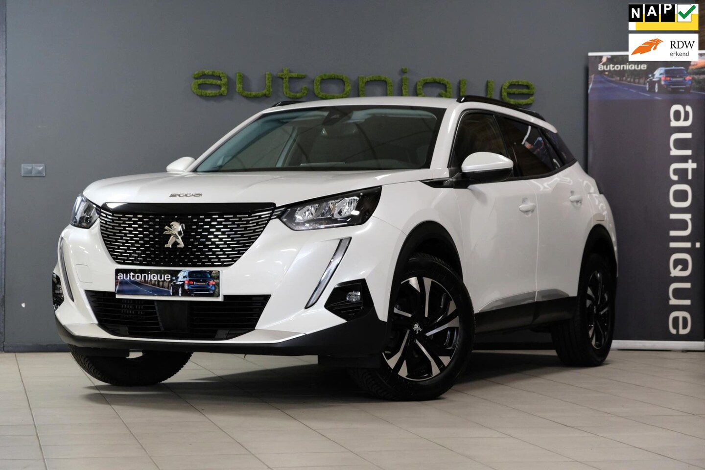Peugeot 2008 - 1.2 PureTech **Roadtrip** 43dkm! Automaat/Navigatie/Camera/Apple Carplay UNIEKE UITVOERING - AutoWereld.nl