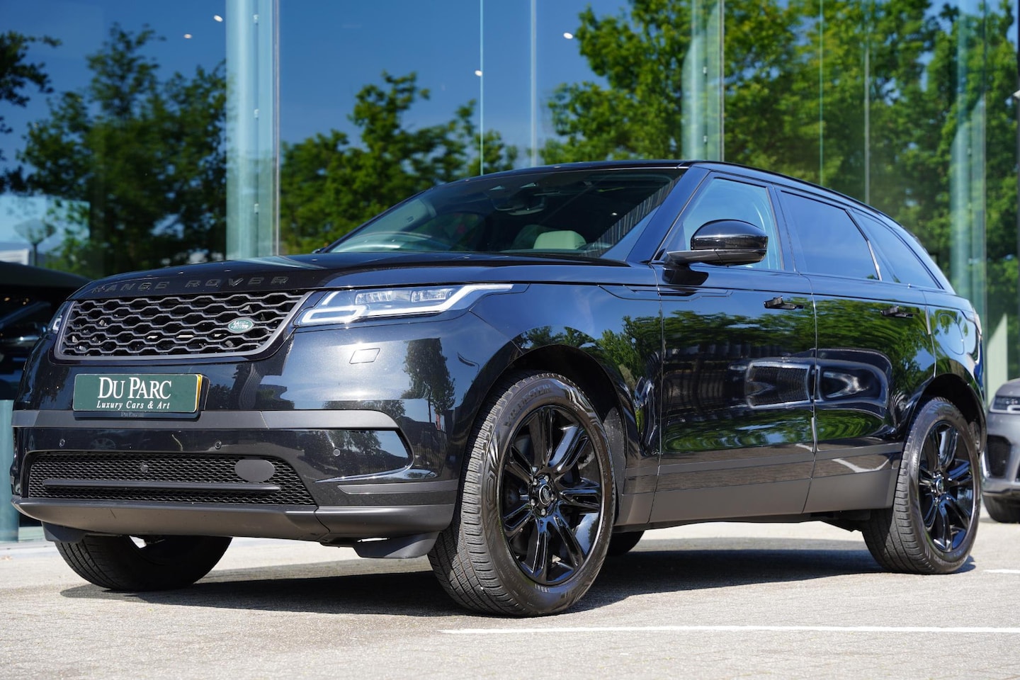 Land Rover Range Rover Velar - P400e BTW Leder Ivory Meridian Black Pack - AutoWereld.nl