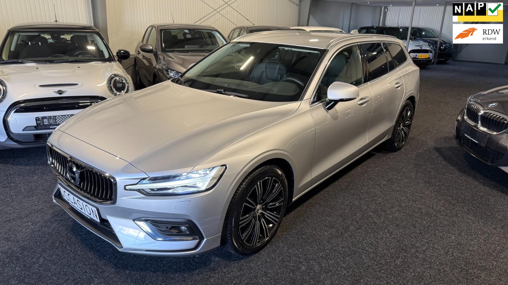 Volvo V60 - 2.0 B4 Inscription Achteruitrij camera- Panorama- Apple Carplay - AutoWereld.nl