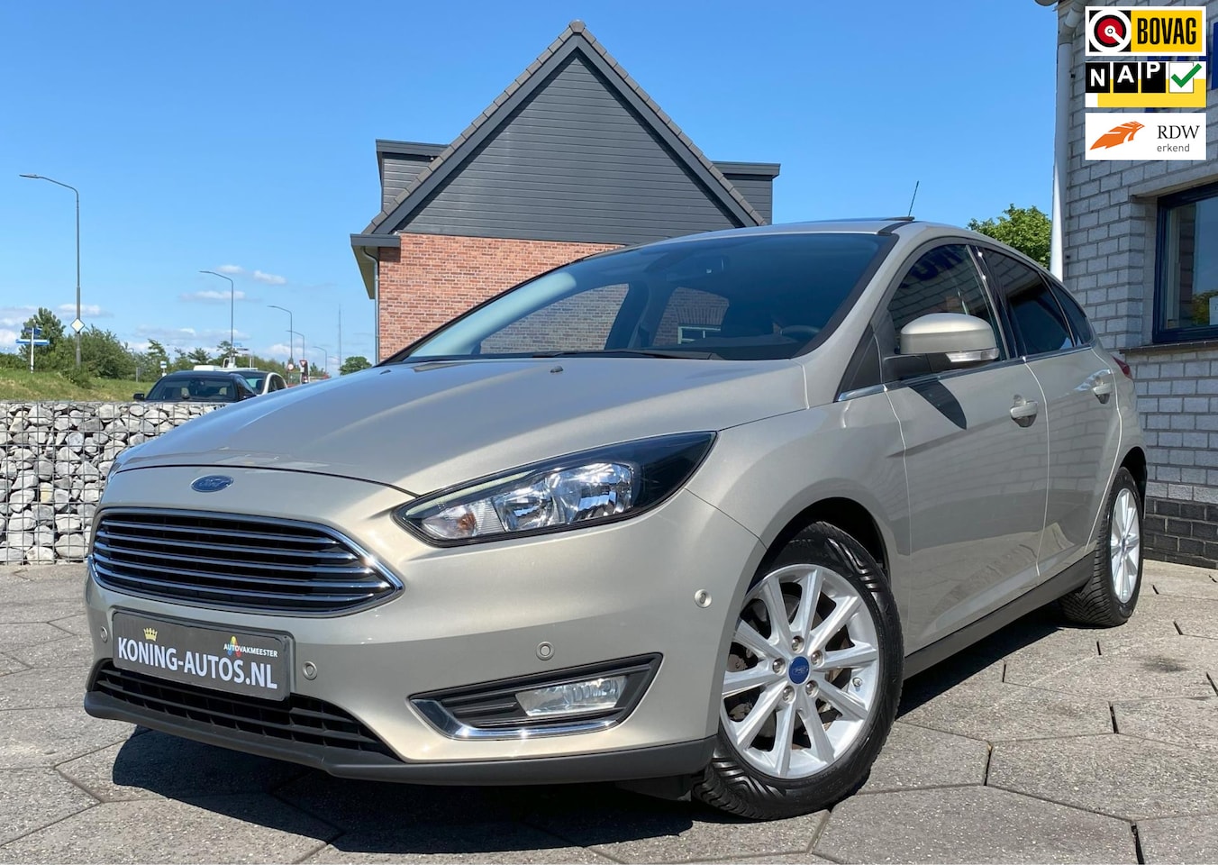 Ford Focus - 1.5 Titanium Automaat/ Schuifdak/ Clima/ PDC/ Premium Audio - AutoWereld.nl