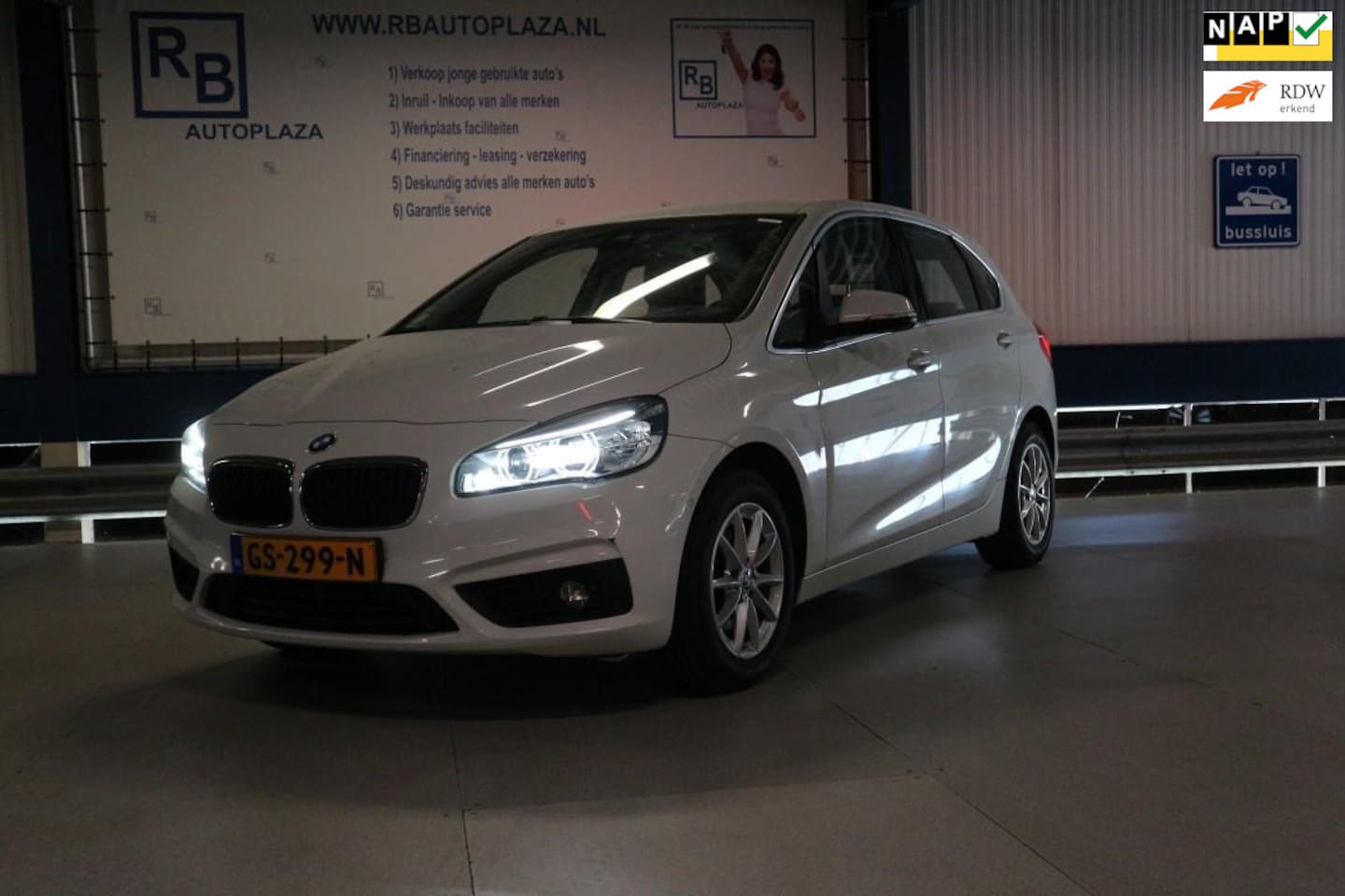 BMW 2-serie Active Tourer - 214d HEAD UP / SPORT LEER / NAV / CAMERA / NAP KM STAND ! ! ! - AutoWereld.nl