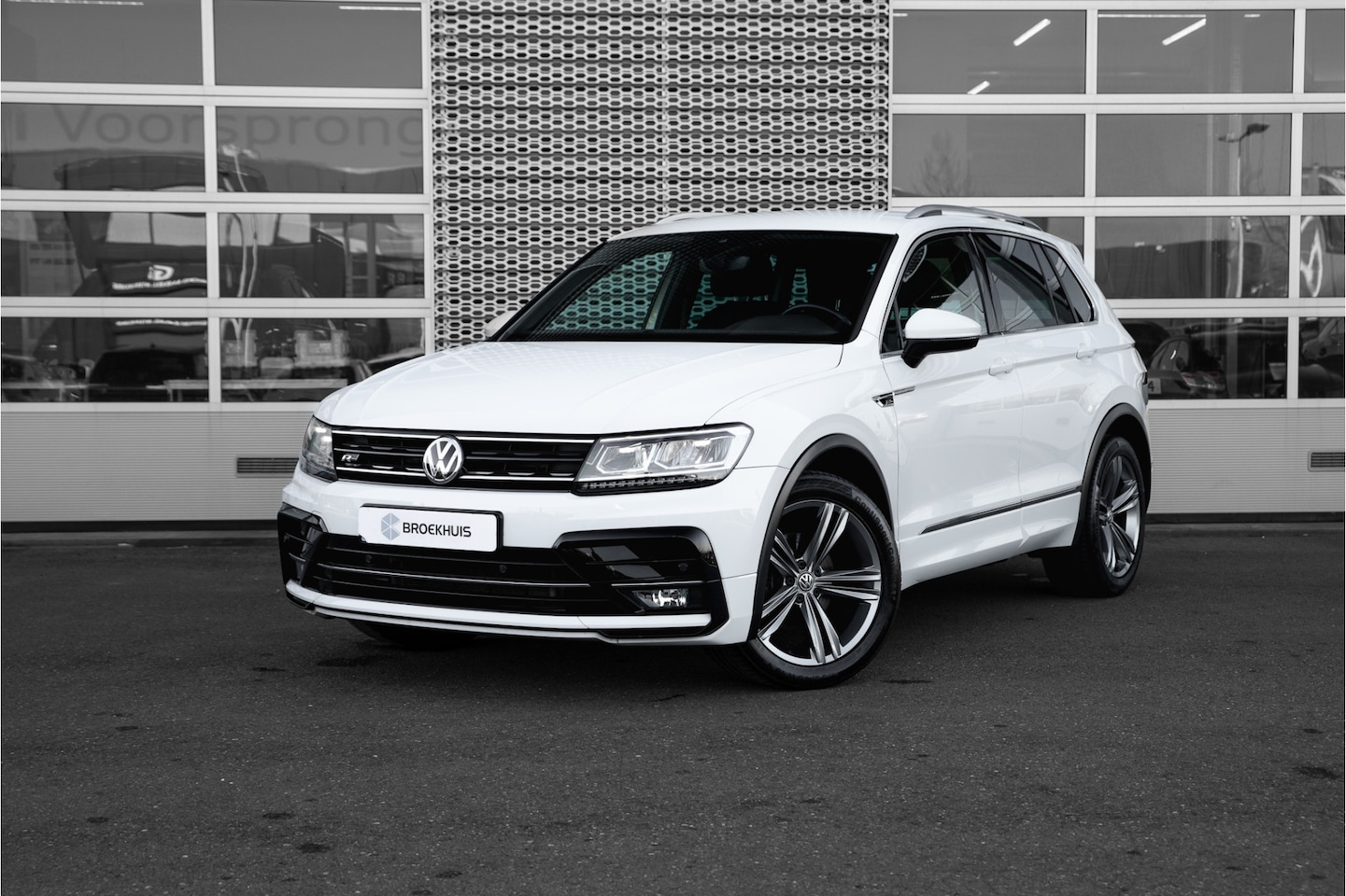 Volkswagen Tiguan - 1.5 TSI ACT Highline Business R 150pk DSG | Automaat | Navigatie | Carplay - AutoWereld.nl