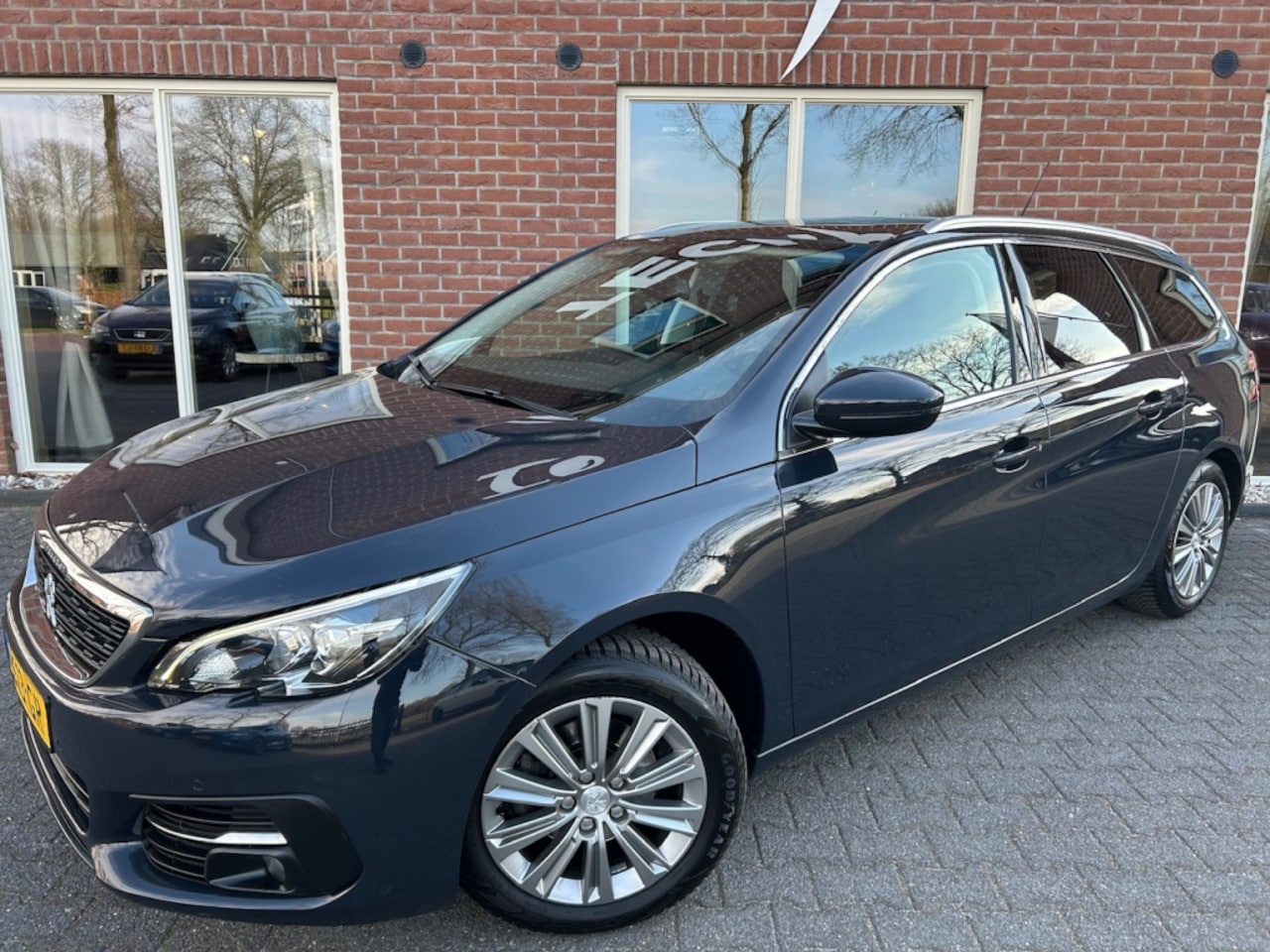 Peugeot 308 SW - 1.2 PureT.Blue L. Pr Automaat / PANO / CAMERA / LED / CARPLAY / - AutoWereld.nl