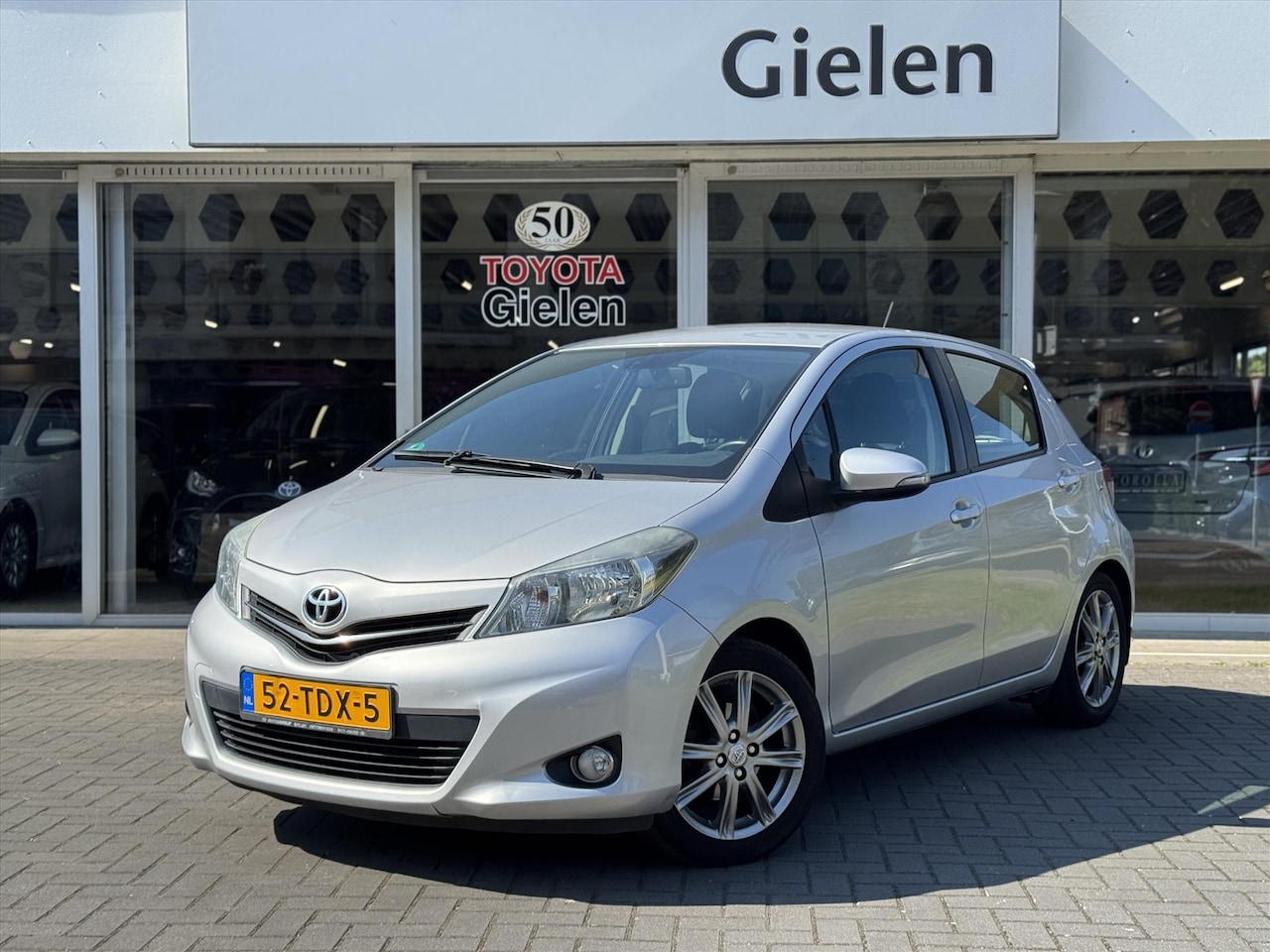 Toyota Yaris - 1.3 16v VVT-i Dynamic | Cruise control, Climate control, Trekhaak, Camera, Licht en regens - AutoWereld.nl