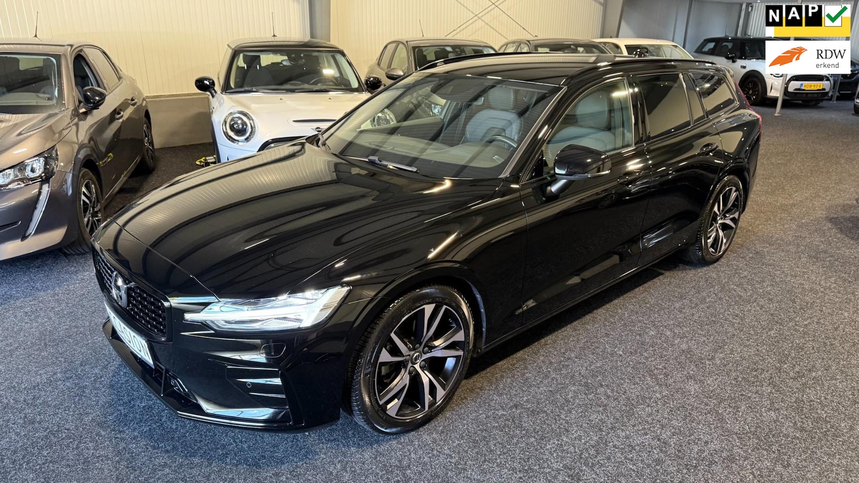 Volvo V60 - 2.0 B4 R Design Achteruitrij camera- Navi - Apple Carplay - AutoWereld.nl