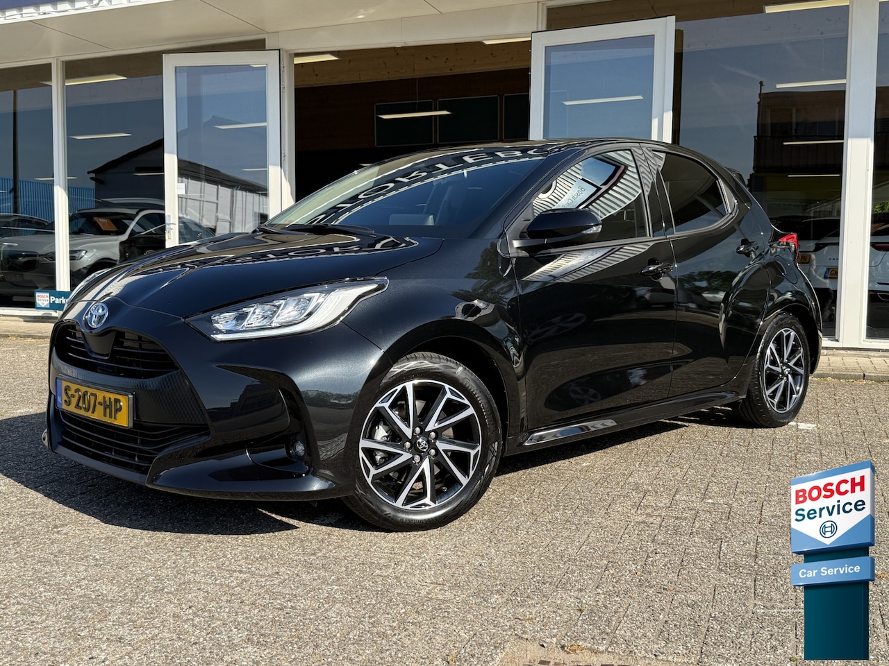 Toyota Yaris - 1.5 Hybrid Dynamic | LED | Adapt. Cruise | Apple Carplay | DAB | Camera | Stoelverwarming - AutoWereld.nl