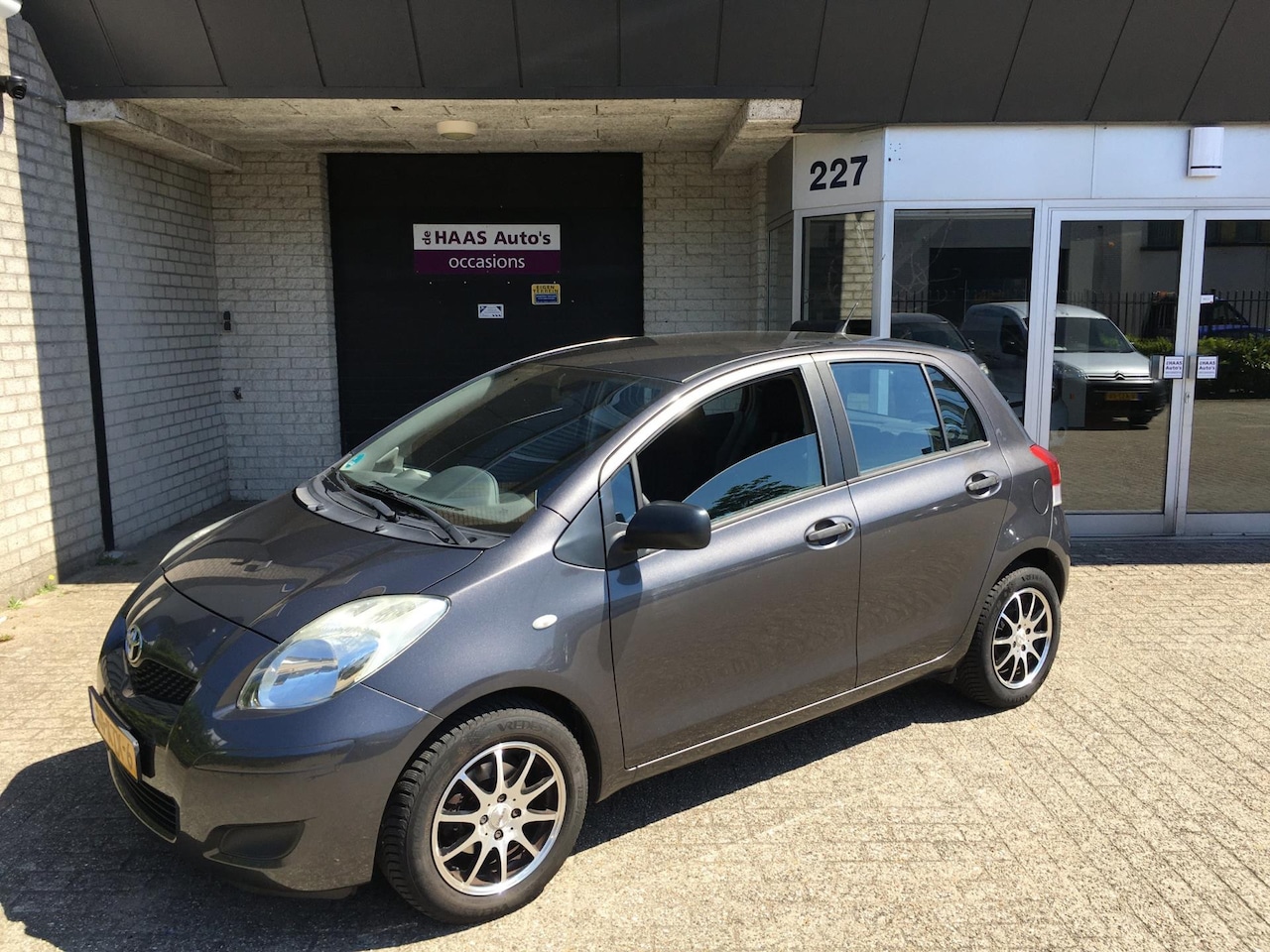 Toyota Yaris - 1.3 VVTi Comfort / AIRCO / 5 DEUREN / ALU VELGEN / DEALER OH / 1e EIGENAAR - AutoWereld.nl