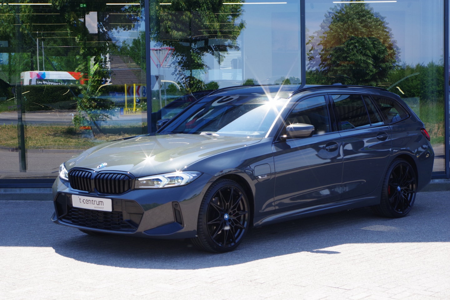 BMW 3-serie Touring - 330e xDrive 293 PK M-Sport PHEV, Dravit Grau, Trekhaak, Memory, Head-Up - AutoWereld.nl