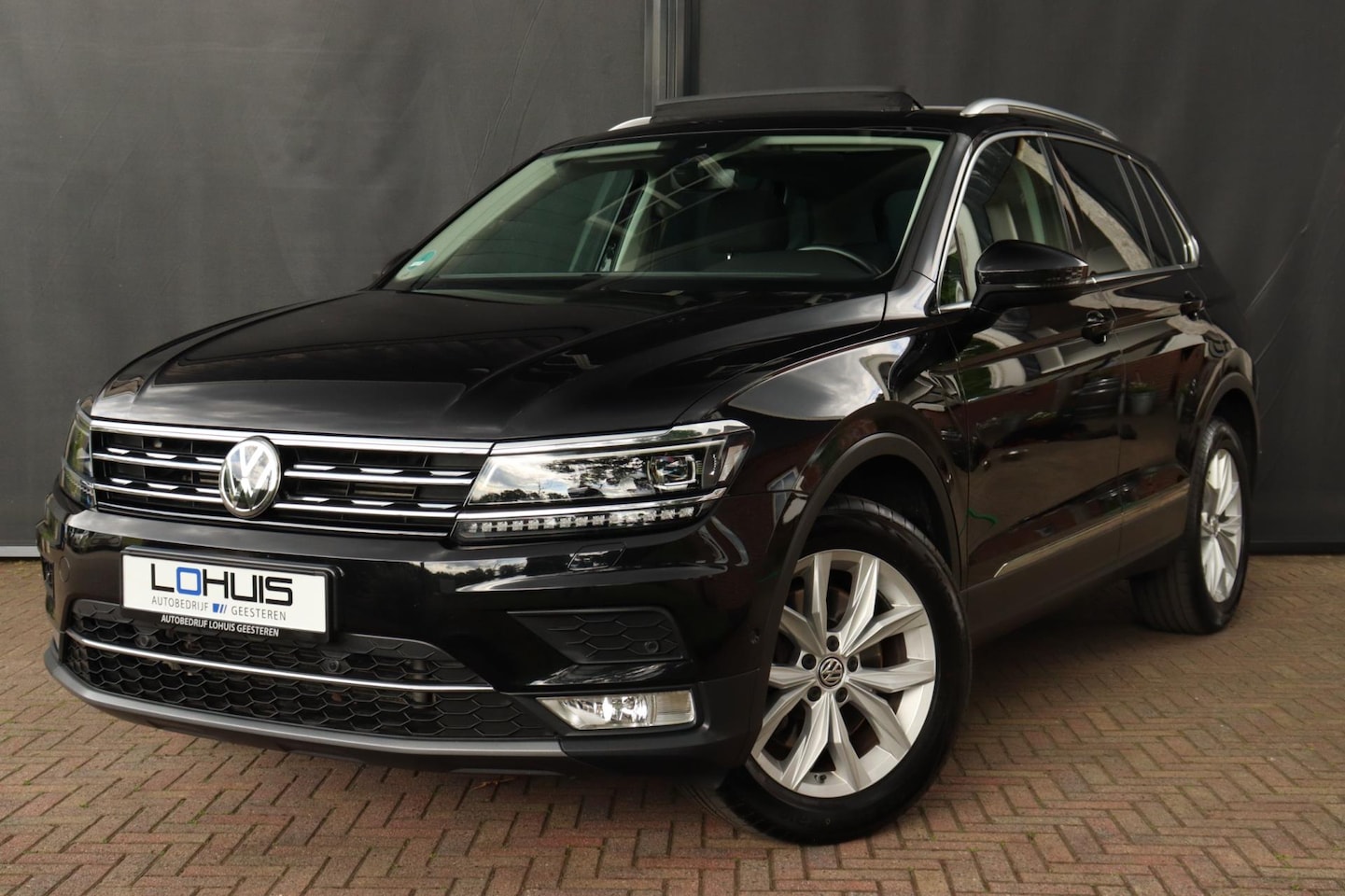 Volkswagen Tiguan - 2.0 TSI 4Motion Highline Pano | Trekhaak - AutoWereld.nl