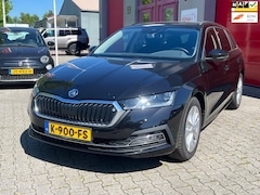 Skoda Octavia Combi - 2.0 TDI 150pk Greentech Style Automaat / 17" met allseasons / Trekhaak / Keyless / Apple /