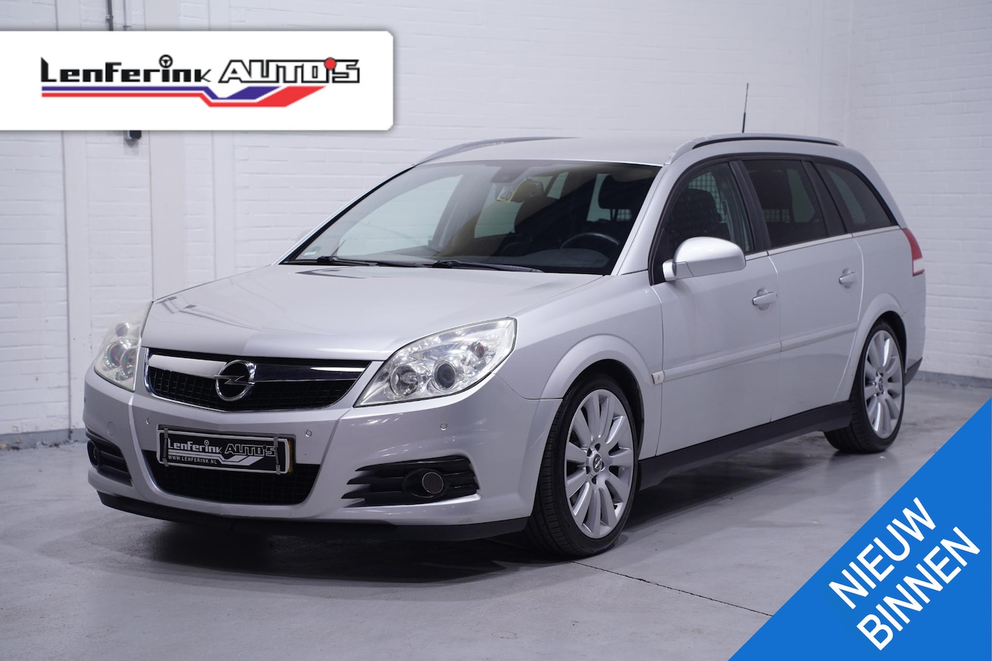 Opel Vectra Wagon - 1.8-16V Executive lederen bekleding navigatie electr. achterklep sportonderstel 18"lmv cru - AutoWereld.nl
